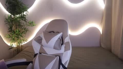 Snapshot of emma_lirys chatting on November 28, 5:21 am Emma online show from November 28, 5:21 am