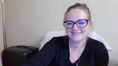 Snapshot of emma_misty_ chatting on September 25, 6:00 pm emma_misty_ online show from September 25, 6:00 pm