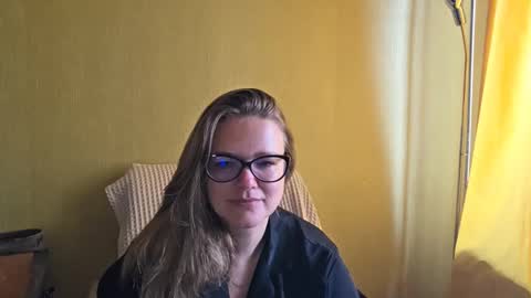 Snapshot of emma_misty_ chatting on October 3, 6:21 am emma_misty_ online show from October 3, 6:21 am