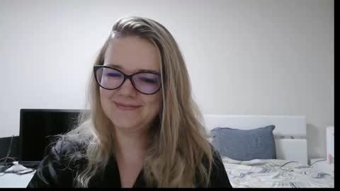 Snapshot of emma_misty_ chatting on February 2, 7:23 pm emma_misty_ online show from February 2, 7:23 pm