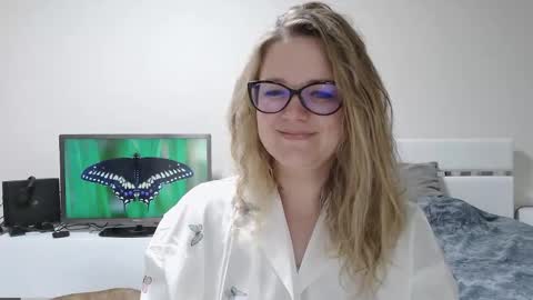 Snapshot of emma_misty_ chatting on February 23, 5:43 pm emma_misty_ online show from February 23, 5:43 pm