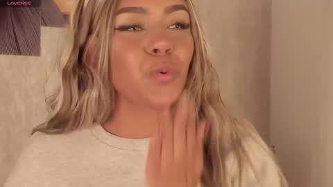 Snapshot of emma_morgann chatting on February 24, 11:54 am Emma Morgann online show from February 24, 11:54 am