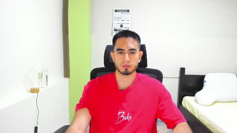 Snapshot of emma_muscle_ chatting on July 5, 10:22 am emma online show from July 5, 10:22 am