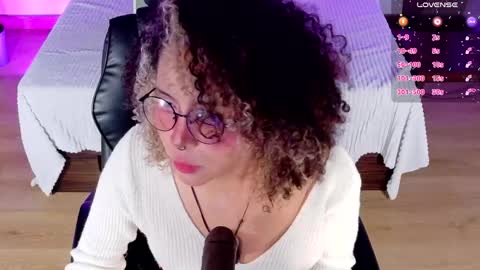Snapshot of emma_nakamura chatting on May 15, 10:22 am online show from May 15, 10:22 am