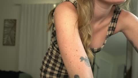 Snapshot of emma_ruby chatting on May 16, 6:17 pm Emma Ruby online show from May 16, 6:17 pm