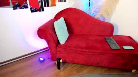 emma online show from November 4, 12:04 pm