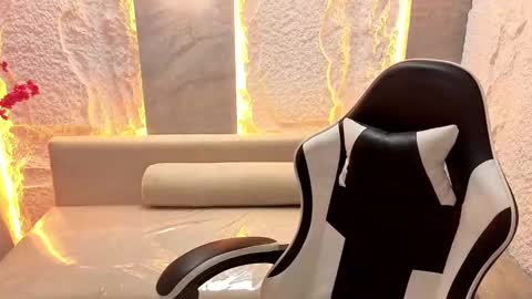 Emma online show from September 12, 5:02 pm