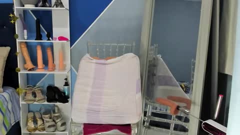 Emma Ucros online show from December 18, 11:00 pm