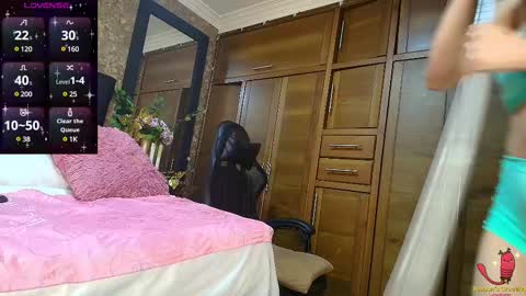 Snapshot of emma_xue chatting on February 23, 1:35 am Emma online show from February 23, 1:35 am