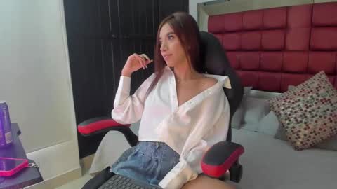Snapshot of emmacarther chatting on October 21, 6:19 pm Emma  online show from October 21, 6:19 pm