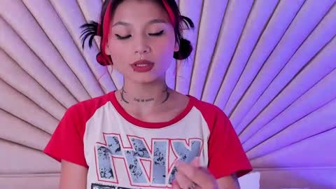 Snapshot of emmaduff_ chatting on October 2, 11:28 am online show from October 2, 11:28 am