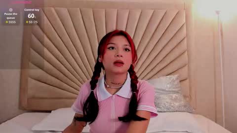 Snapshot of emmaduff_ chatting on December 1, 11:48 am online show from December 1, 11:48 am