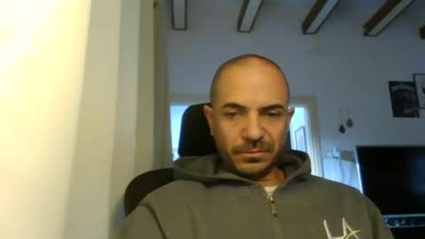 Snapshot of emmagold123 chatting on December 4, 6:00 am Ariel online show from December 4, 6:00 am