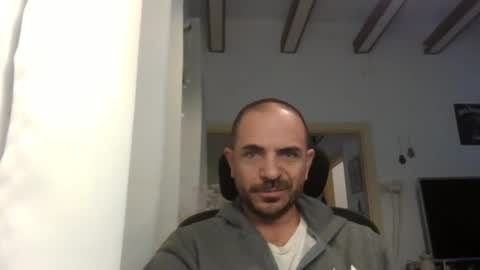 Snapshot of emmagold123 chatting on December 9, 5:18 am Ariel online show from December 9, 5:18 am