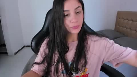 Snapshot of emmagrace99 chatting on May 24, 9:53 pm Jennifer online show from May 24, 9:53 pm