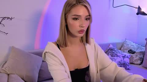 Snapshot of emmakeam_ chatting on November 13, 9:30 am Emma online show from November 13, 9:30 am