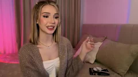 Snapshot of emmakeam_ chatting on November 21, 10:03 am Emma online show from November 21, 10:03 am