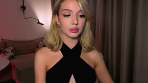 Snapshot of emmakeam_ chatting on March 15, 5:19 pm Emma online show from March 15, 5:19 pm