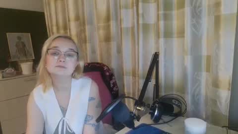 emmanoir_ online show from February 26, 4:03 pm