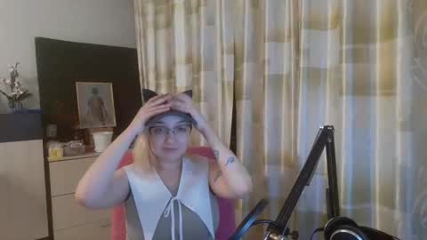 emmanoir_ online show from February 26, 11:26 pm