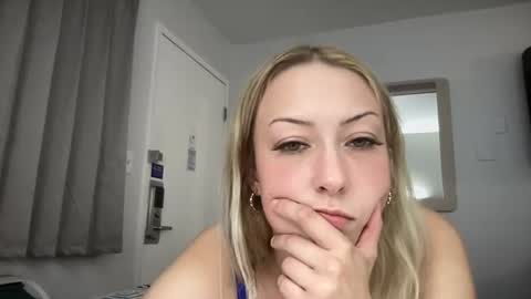 Snapshot of emmaraee chatting on June 14, 6:26 am emmaraee online show from June 14, 6:26 am