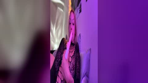 Snapshot of emmaraee chatting on June 21, 11:07 pm emmaraee online show from June 21, 11:07 pm