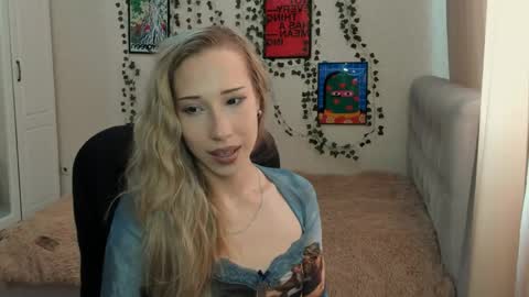 Snapshot of emmarayder chatting on June 4, 11:16 am Emma online show from June 4, 11:16 am