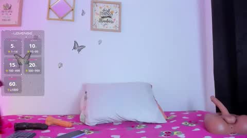 Snapshot of emmarogers_ chatting on September 20, 5:14 pm Emma Rogers online show from September 20, 5:14 pm