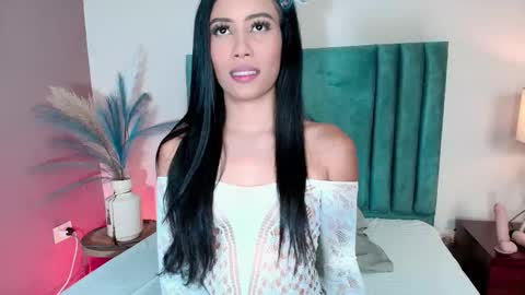 Snapshot of emmasaintt chatting on October 17, 12:58 am Emma Saint online show from October 17, 12:58 am