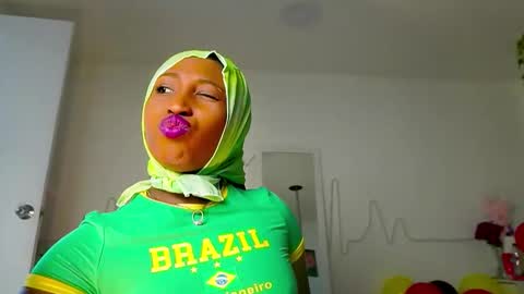 Snapshot of emmasanzoficial chatting on September 22, 11:45 am Sara online show from September 22, 11:45 am