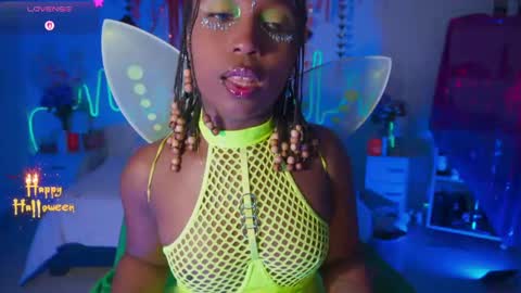 Snapshot of emmasanzoficial chatting on October 31, 11:44 am Sara online show from October 31, 11:44 am