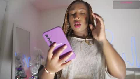 Snapshot of emmasanzoficial chatting on December 1, 12:10 pm Sara online show from December 1, 12:10 pm