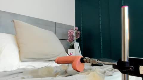 Snapshot of emmasmithh2 chatting on February 22, 8:29 am Emma online show from February 22, 8:29 am