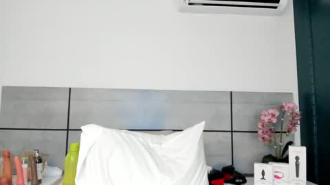 Snapshot of emmasmithh2 chatting on March 8, 5:38 am Emma online show from March 8, 5:38 am