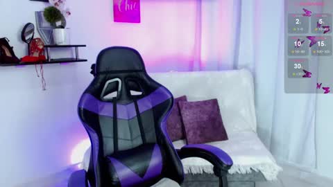 Snapshot of emmi_cam chatting on May 4, 1:07 pm Emmi Cam online show from May 4, 1:07 pm