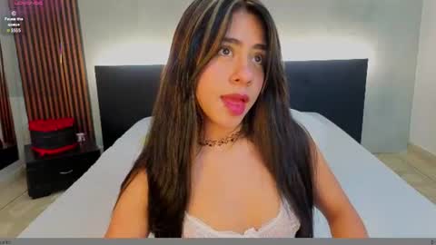 Snapshot of emmi_collins chatting on June 9, 9:15 pm emmi_collins online show from June 9, 9:15 pm