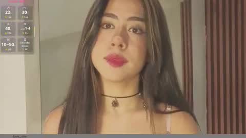 Snapshot of emmi_collins chatting on June 19, 7:39 pm emmi_collins online show from June 19, 7:39 pm
