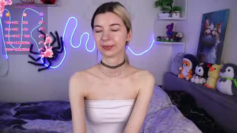 Snapshot of emmie_everly chatting on June 14, 1:35 pm emmie_everly online show from June 14, 1:35 pm