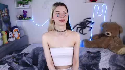 Snapshot of emmie_everly chatting on July 26, 12:34 pm emmie_everly online show from July 26, 12:34 pm