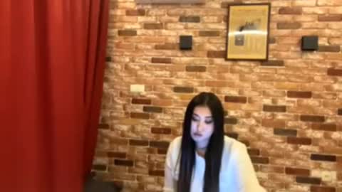 Mia online show from October 8, 4:15 pm