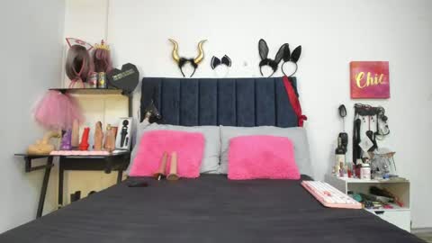          online show from April 11, 12:53 pm