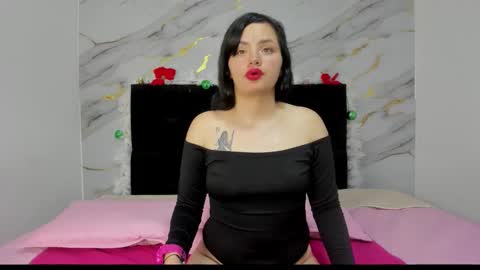 Snapshot of emmma_moon chatting on December 3, 7:01 pm Emma online show from December 3, 7:01 pm