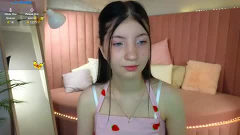 Snapshot of emmy_dreamy_ chatting on August 6, 1:29 am emmy_dreamy_ online show from August 6, 1:29 am