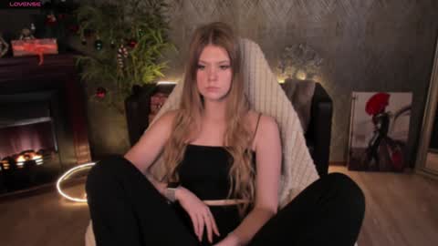 Snapshot of emmy_fearon chatting on December 21, 6:02 pm Emmy Fearon online show from December 21, 6:02 pm