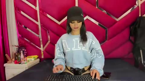 Snapshot of emmy_sweet_69 chatting on June 14, 1:24 pm Emmy online show from June 14, 1:24 pm