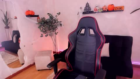 Emmy Evans  online show from October 28, 8:11 pm