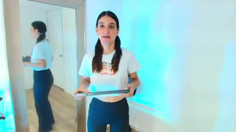Snapshot of emy_ferrer_ chatting on April 11, 3:33 am EMY FERRER online show from April 11, 3:33 am