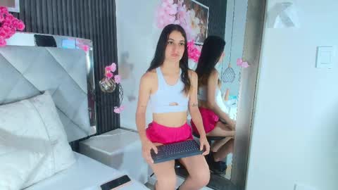 Snapshot of emy_ferrer_ chatting on April 22, 4:15 am EMY FERRER online show from April 22, 4:15 am