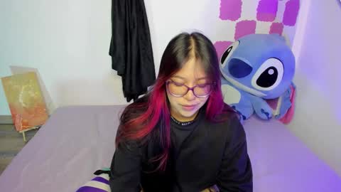 Snapshot of emy_xdy chatting on December 3, 2:41 am Im Emily would you like to help me reach 100 online show from December 3, 2:41 am