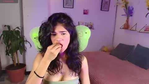 emycarver09 online show from October 31, 9:21 am